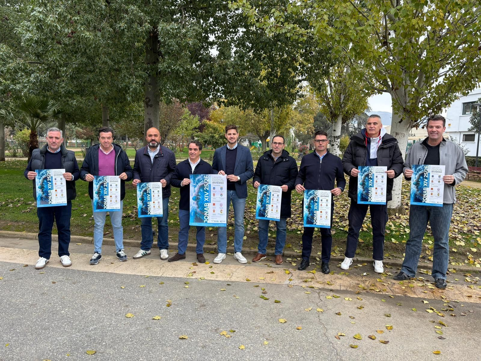 Representantes de cada municipio en los que se disputará el circuito junto al diputado de Deportes.