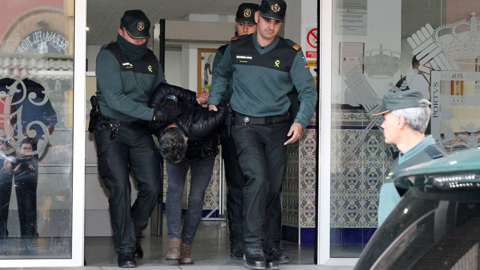 Bernardo Montoya a su salida de la Comandancia de la Guardia Civil de Huelva con dirección a los juzgados de Valverde.