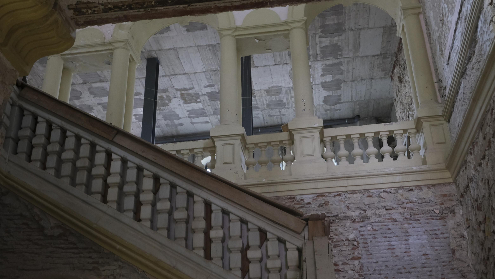 Fotogalería de la visita de Juanma Moreno a las obras del Ayuntamiento de Almería.