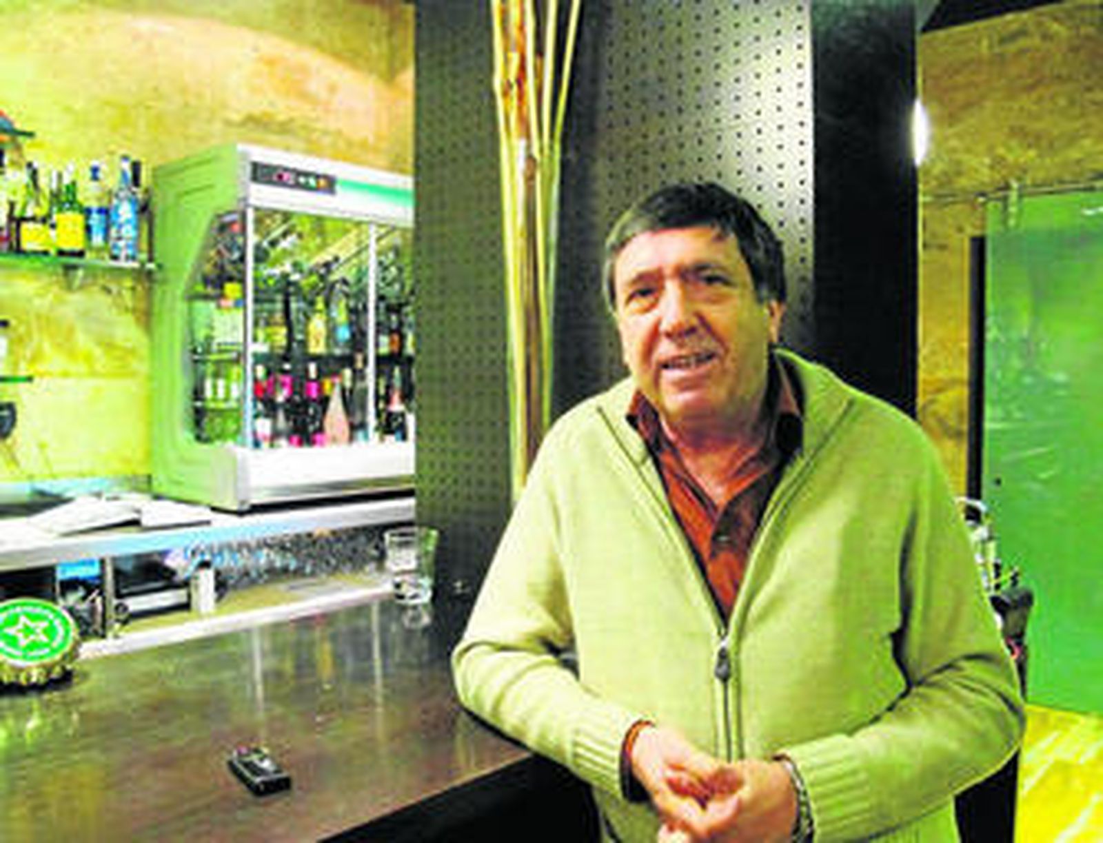 El chef Juan Moreno en el bar de su restaurante.