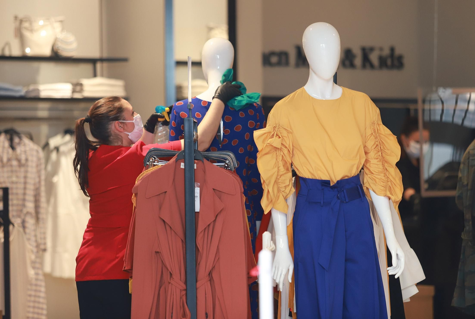 Imágenes de la desescalada en Huelva, primeras horas de la jornada de la fase uno en las calles de la ciudad.