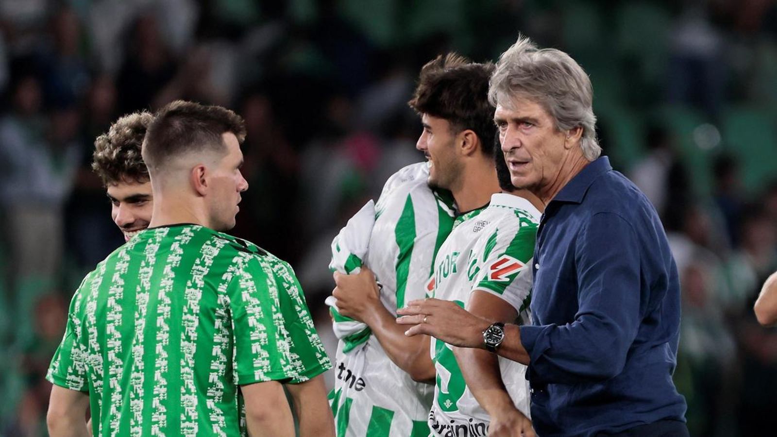 Pellegrini se dirige a Lo Celso tras la finalización del encuentro.
