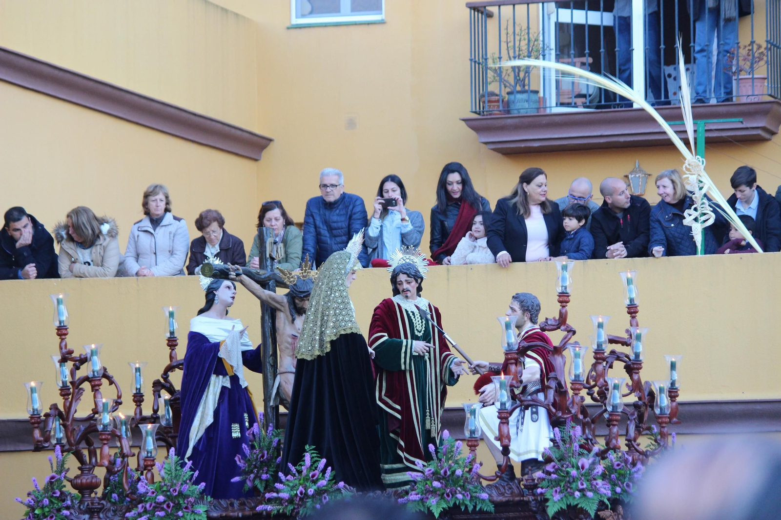 2016.Los vecinos del barrio disfrutan de la salida de la Hermandad