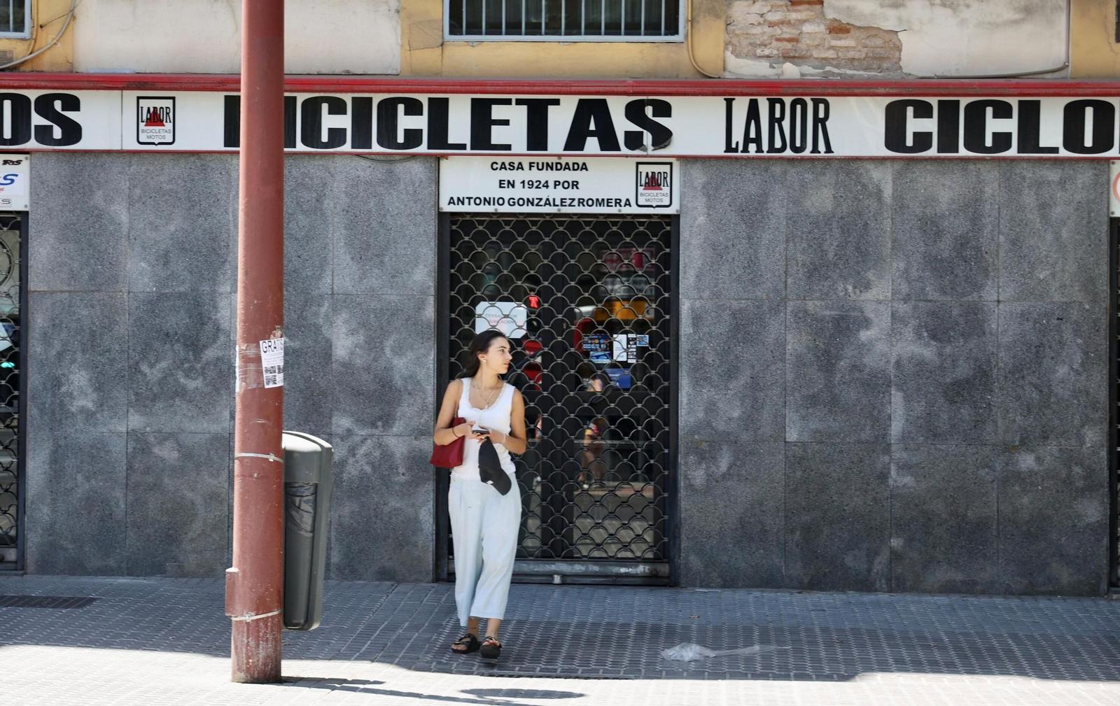 La tienda de Repuestos Labor en la calle Marqués de Paradas.