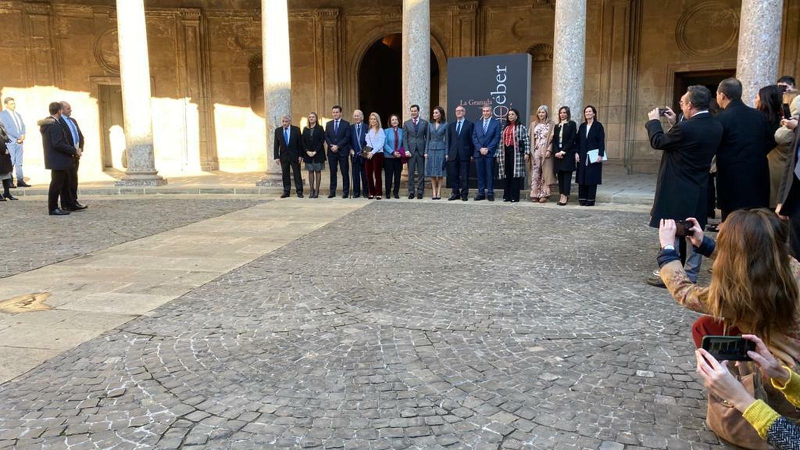 La Reina Letizia inaugura la gran exposición beréber en la Alhambra de Granada
