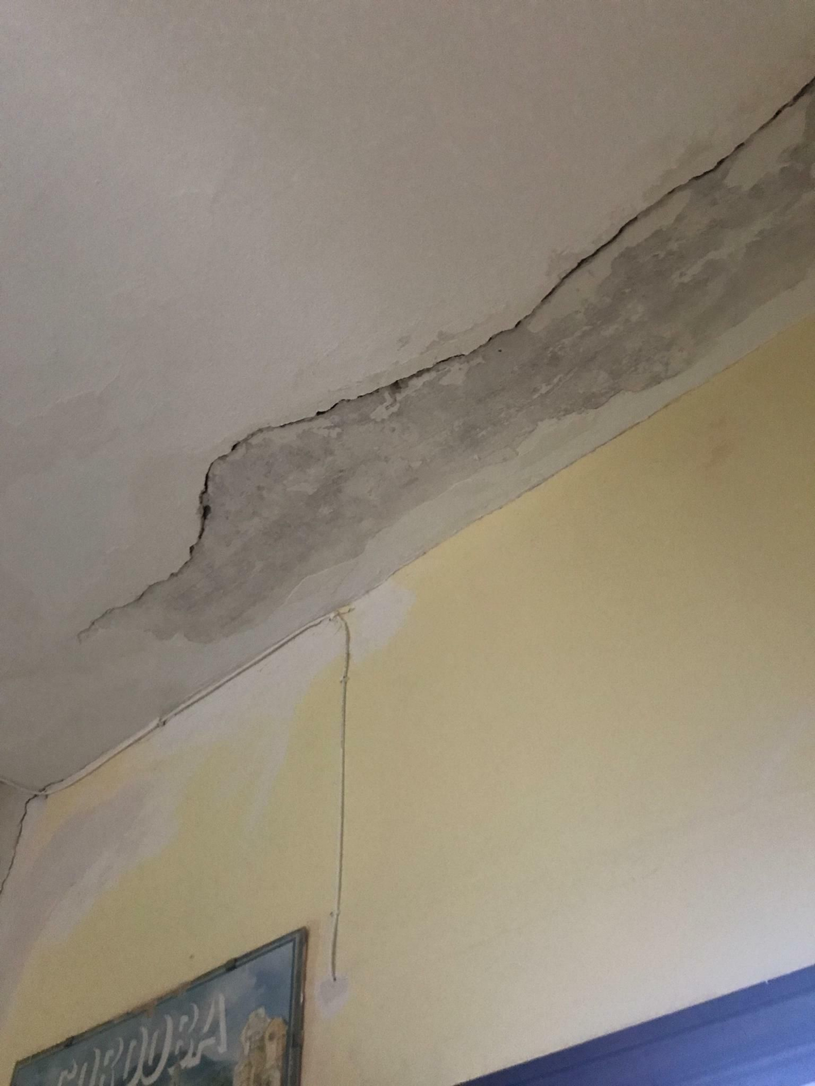 Grieta en uno de los techos del centro.