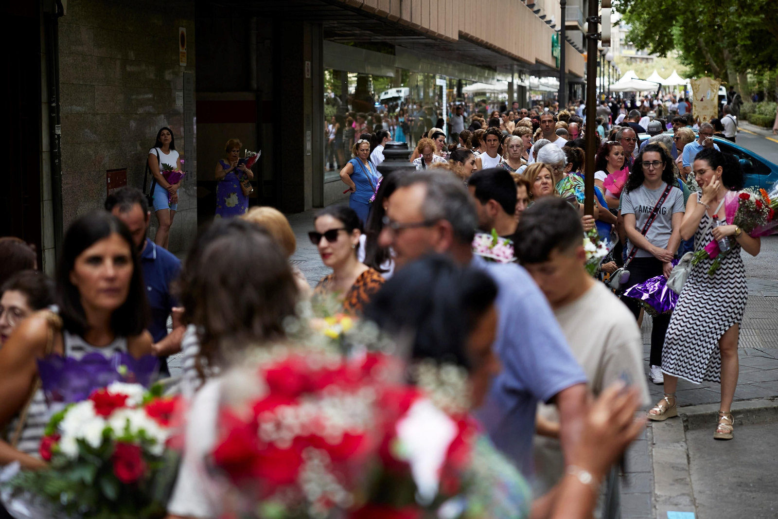 Granada se vuelca con la ofrenda floral en la Basílica de la Virgen de las Angustias