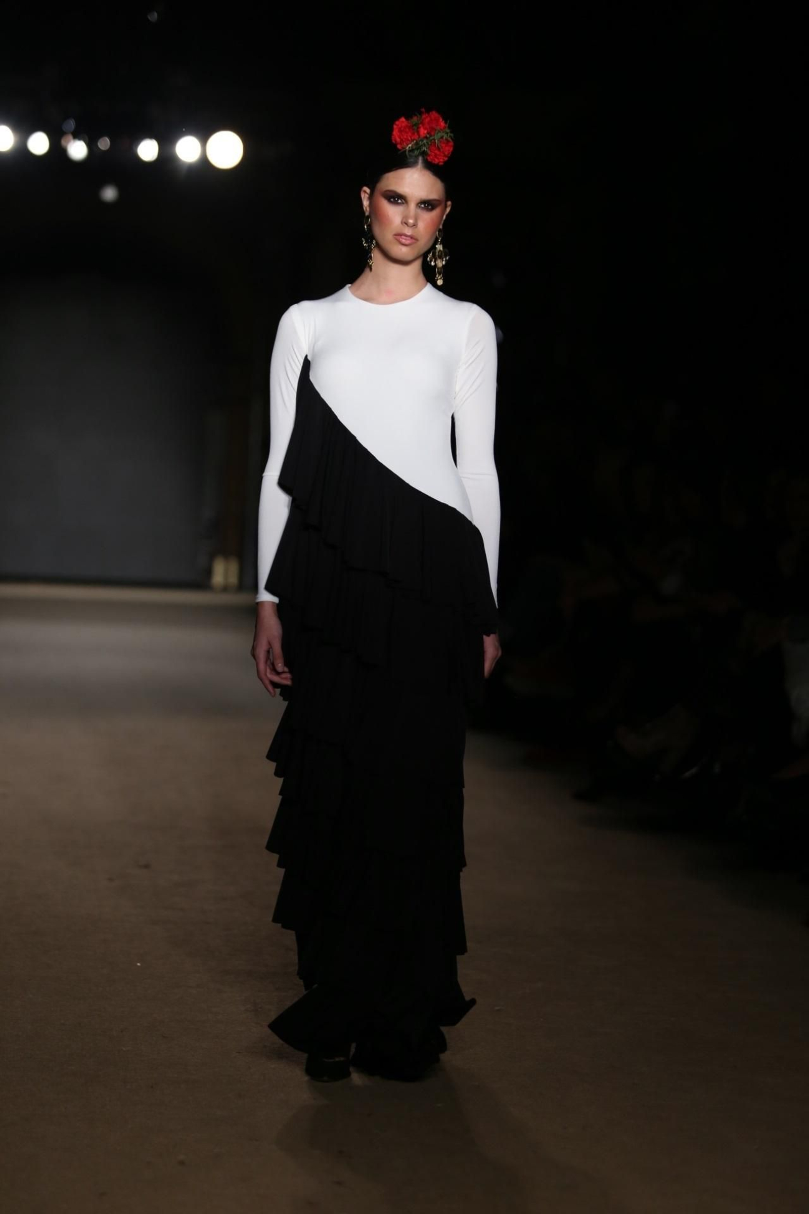 Cómo llevar el traje de flamenca blanco y negro esta temporada