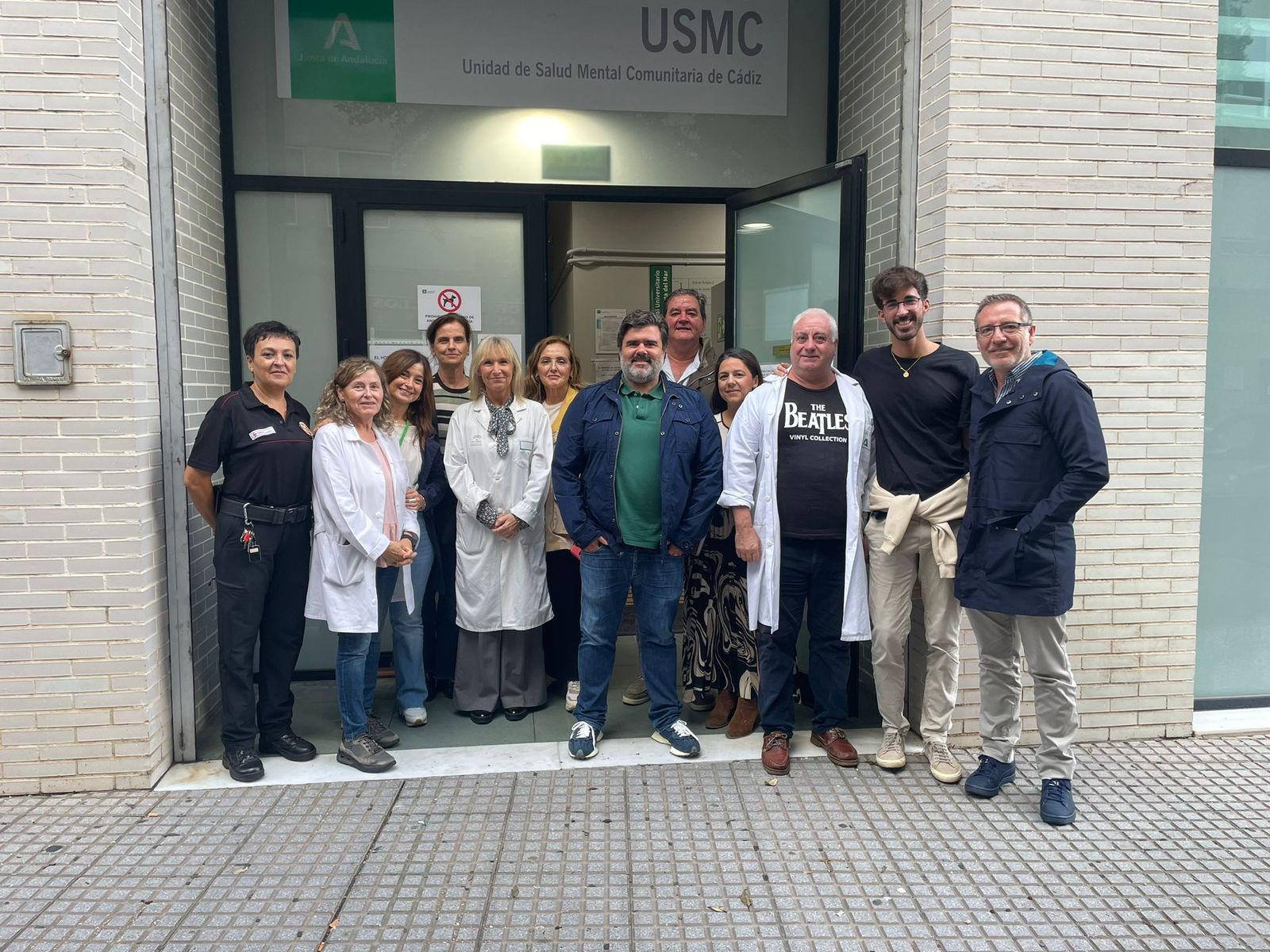 Los profesionales del centro de Salud Mental junto a los responsables del hospital Puerta del Mar.