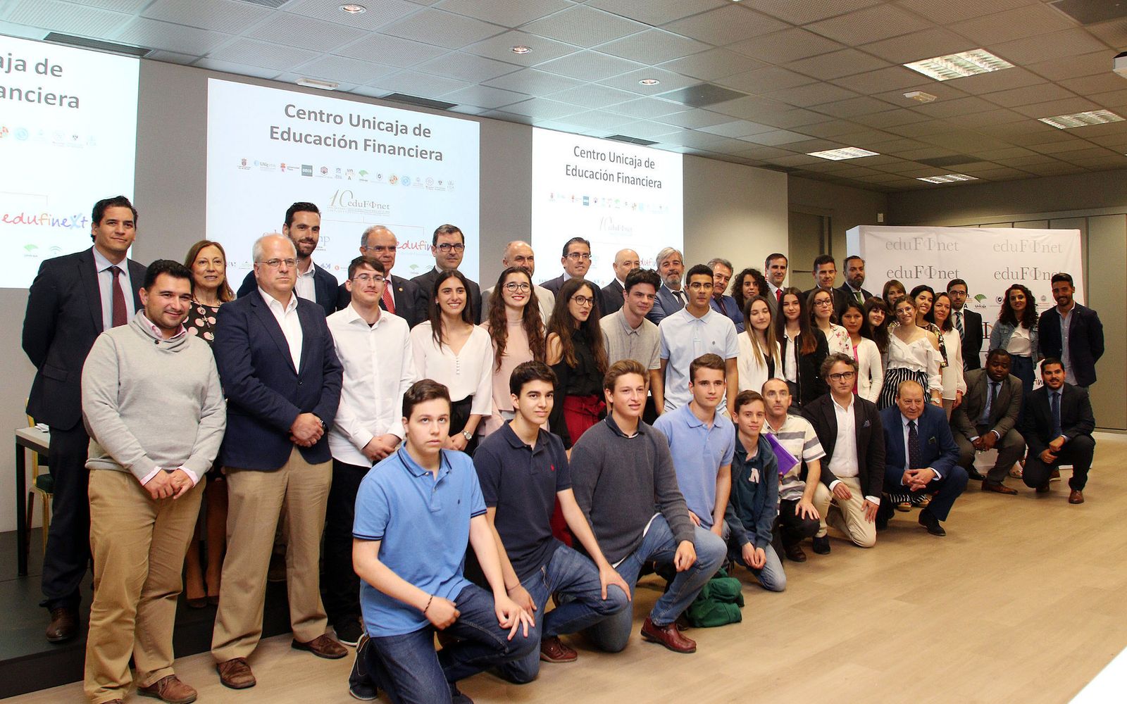 Fotografía de familia de los participantes en la VII Olimpiada Financiera del Proyecto Edufinet.