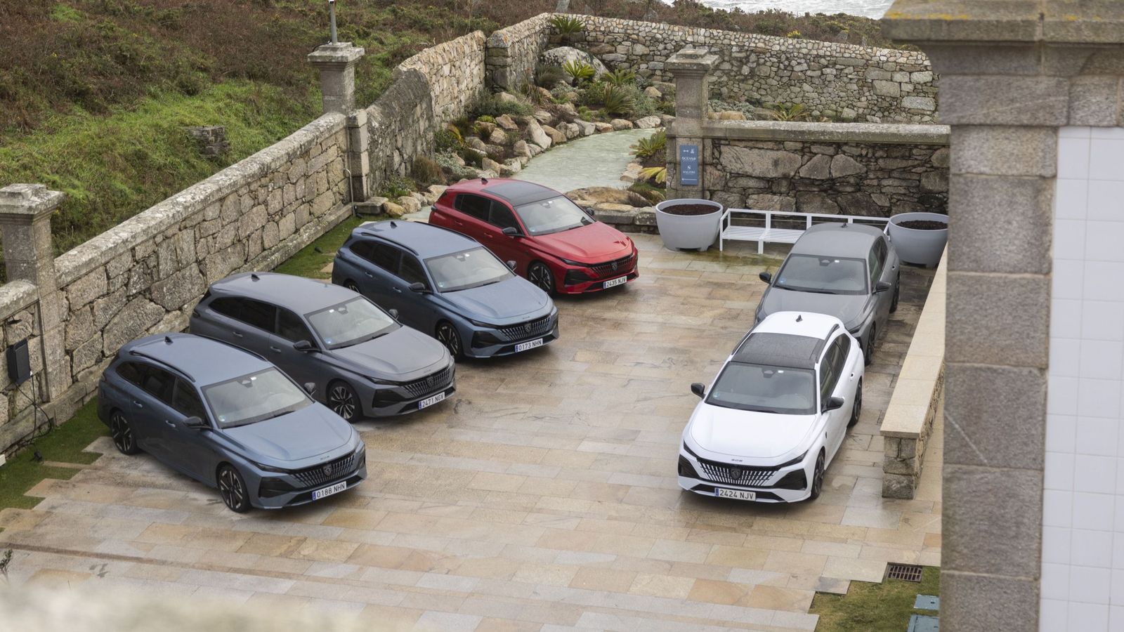 Son cuatro los niveles de equipamiento y otros tantos los motores que se combinan con las dos carrocería, hatchback y familiar o SW, con lo que la gama 308 es una de las más amplias de los compactos.