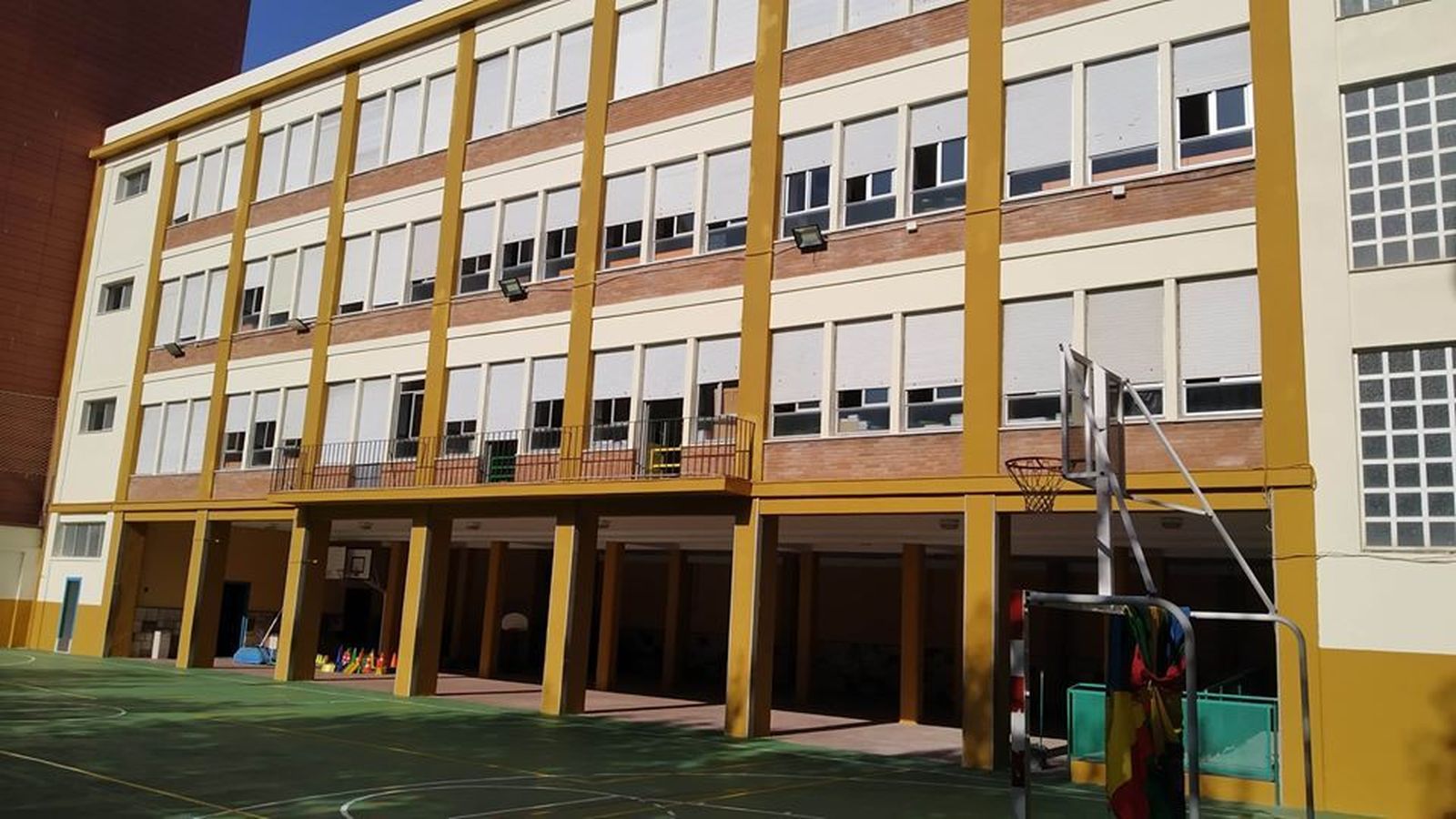 Fachada del centro educativo de Las Carmelitas en la capital gaditana.