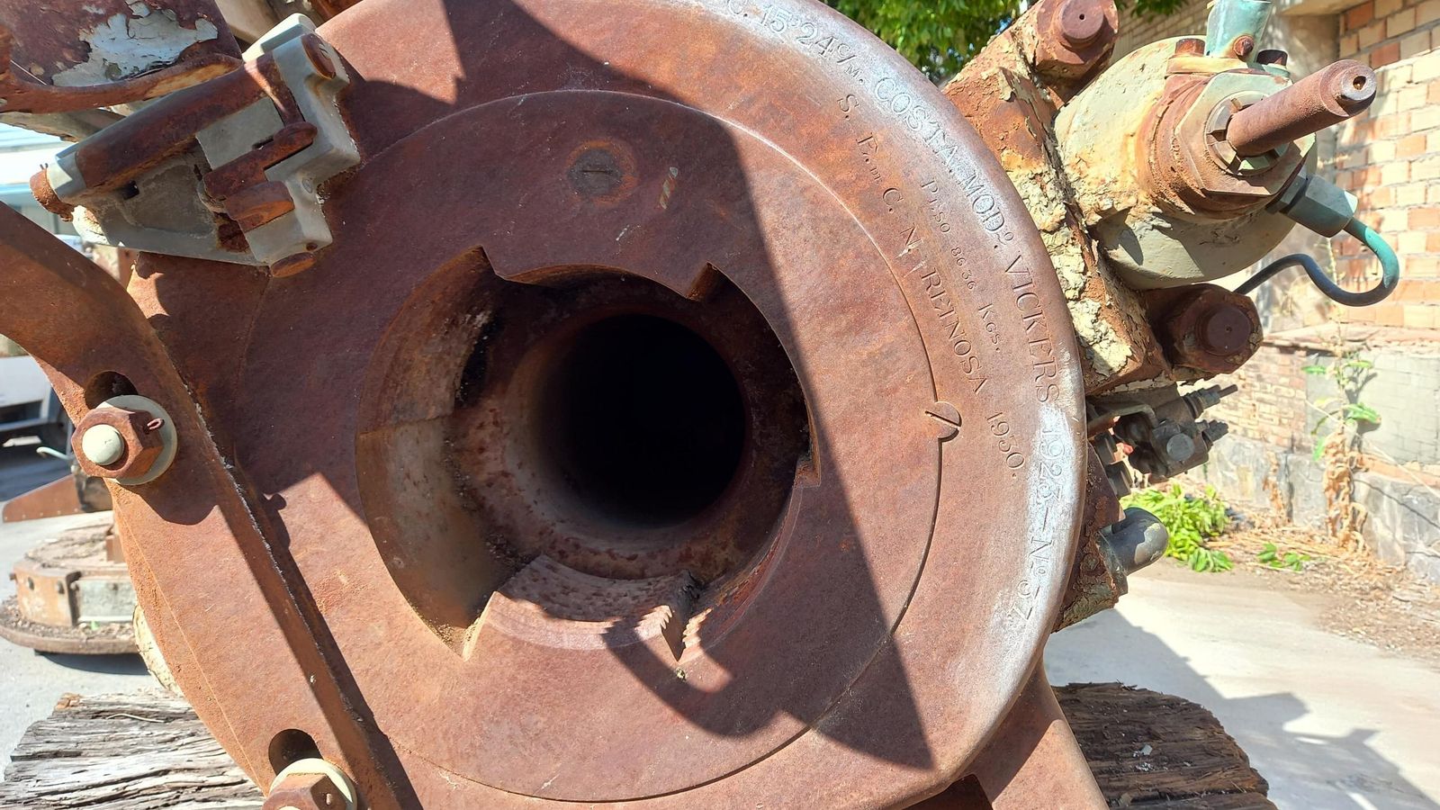 Detalle del cañón de artillería olvidado en dependencias municipales en Jerez.