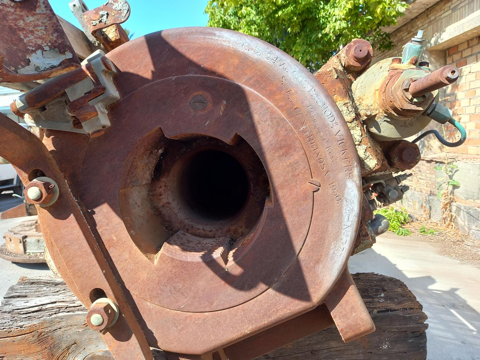 Detalle del cañón de artillería olvidado en dependencias municipales en Jerez.
