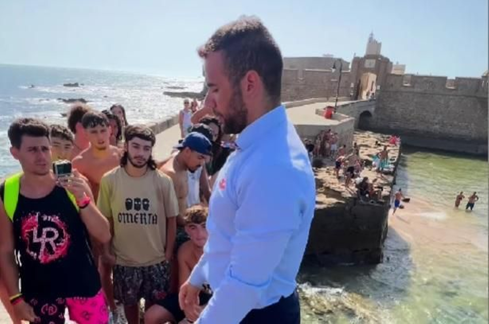 Brosjaca antes de hacer el backflip desde el Puente Canal