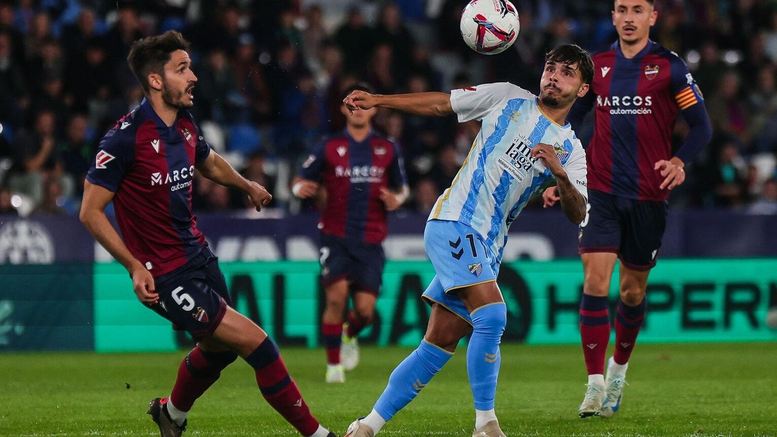 Elgezabal defiende una acción en el Levante - Málaga de hace unas semanas. Elgezabal defiende una acción en el Levante - Málaga de hace unas semanas.