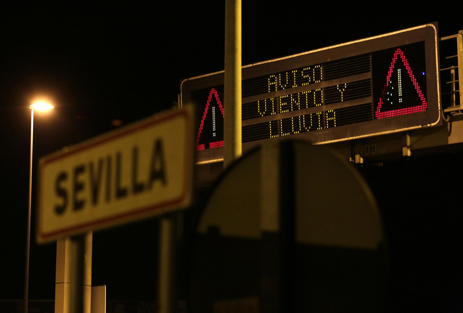 Aviso en un acceso de la capital.