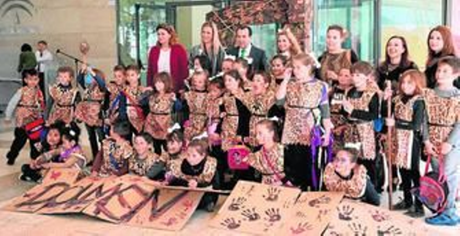 Los delegados del Gobierno y Educación con alumnos del colegio Colmenarejo de Málaga.