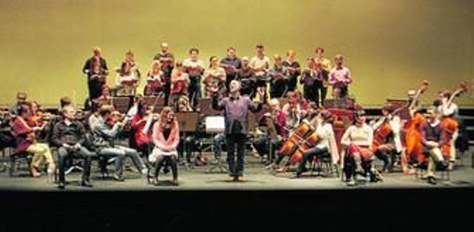 1. Ensayo general del 'Mesías' participativo de Haendel, ayer en el Teatro Maestranza. 2. Algunos integrantes de la Zambomba Jerezana del Barrio de San Miguel, que visita mañana Cajasol. 3. Artefactum ofrece hoy un programa navideño.