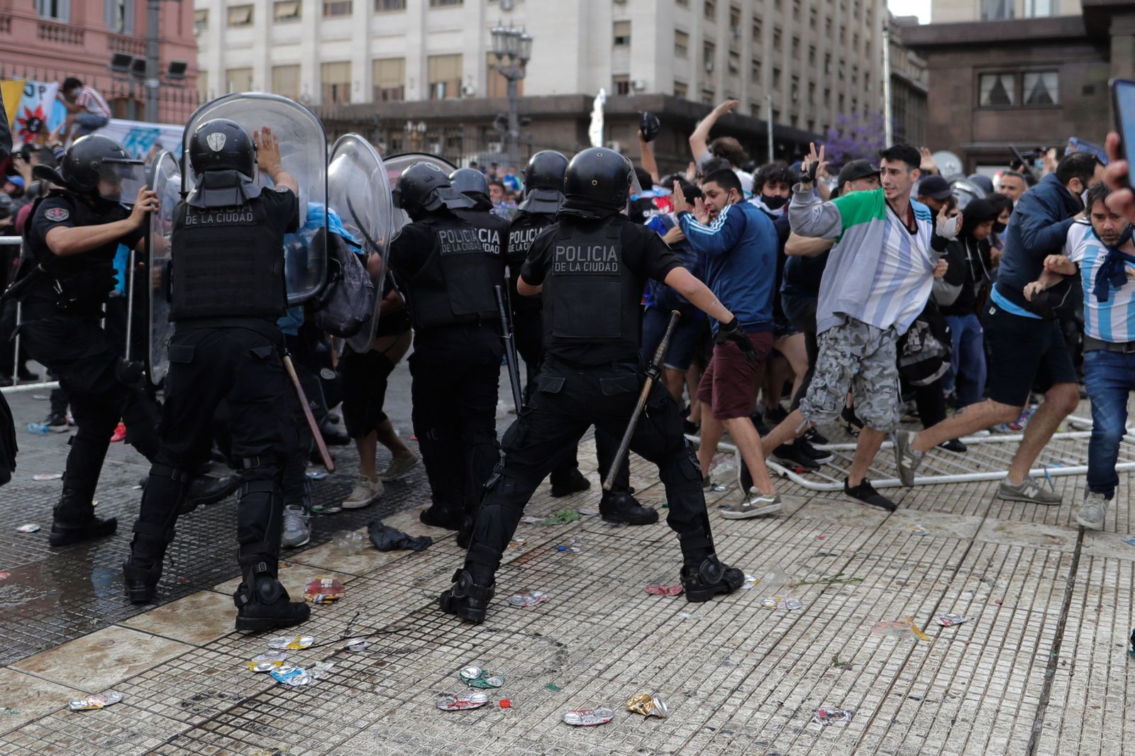 Fotos de los incidentes ante la capilla ardiente de Maradona