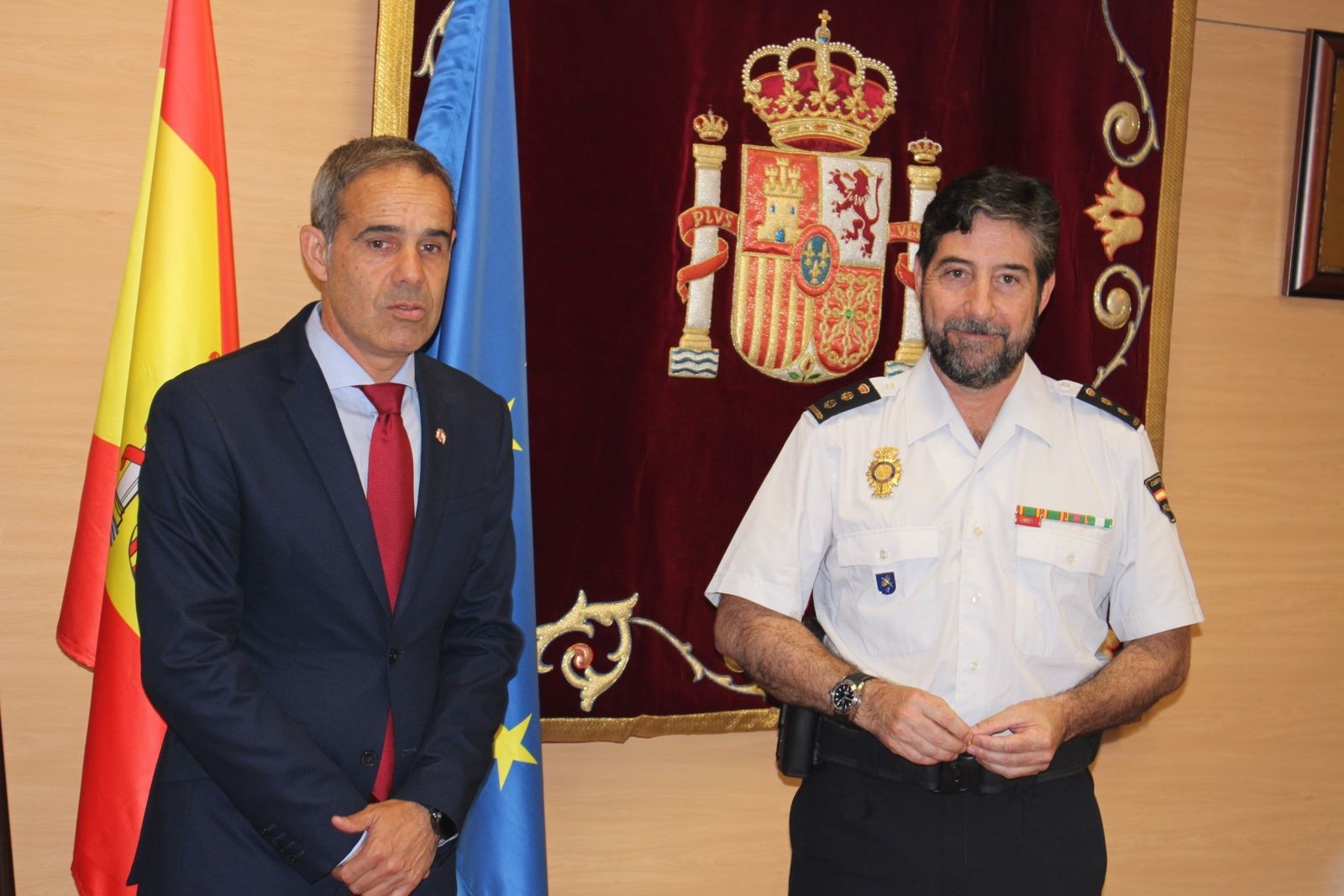 Gonzalo Bellver Moreira, junto al subdelegado del Gobierno en la provincia.
