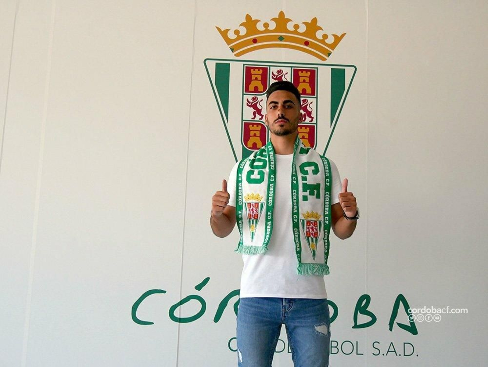 Moyano posa con la bufanda blanquiverde tras sellar su renovación.