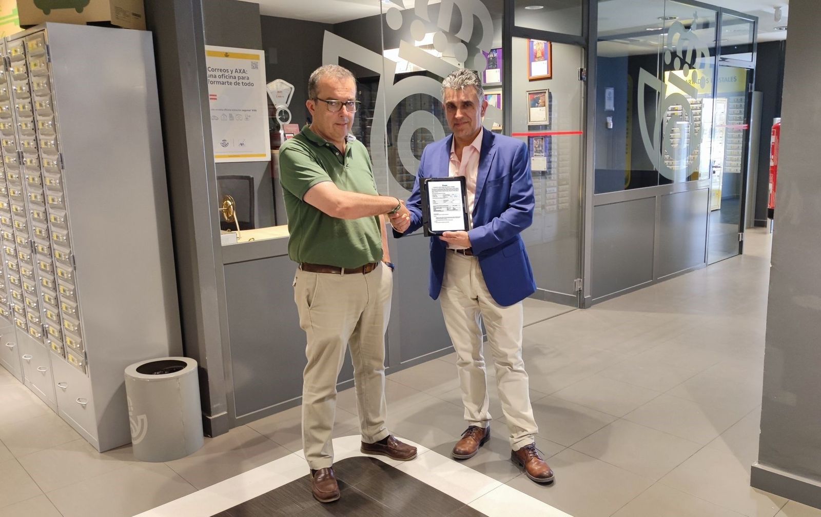 El director de la oficina principal de Correos de Huelva, Manuel Gil Sevillano, y el director de Clientes de Aguas de Huelva, José Manuel Márquez.