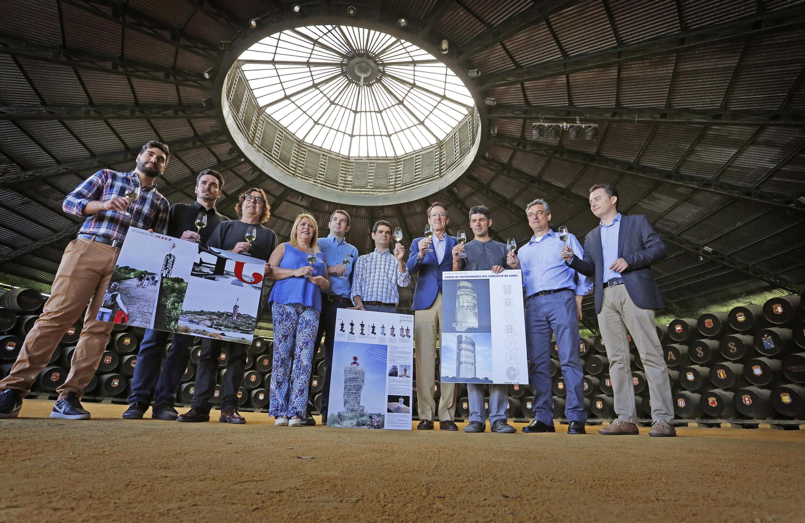 La alcaldesa y el presidente de González Byass con los arquitectos que han diseñado las tres propuestas de remodelación de la Torre Tío Pepe.