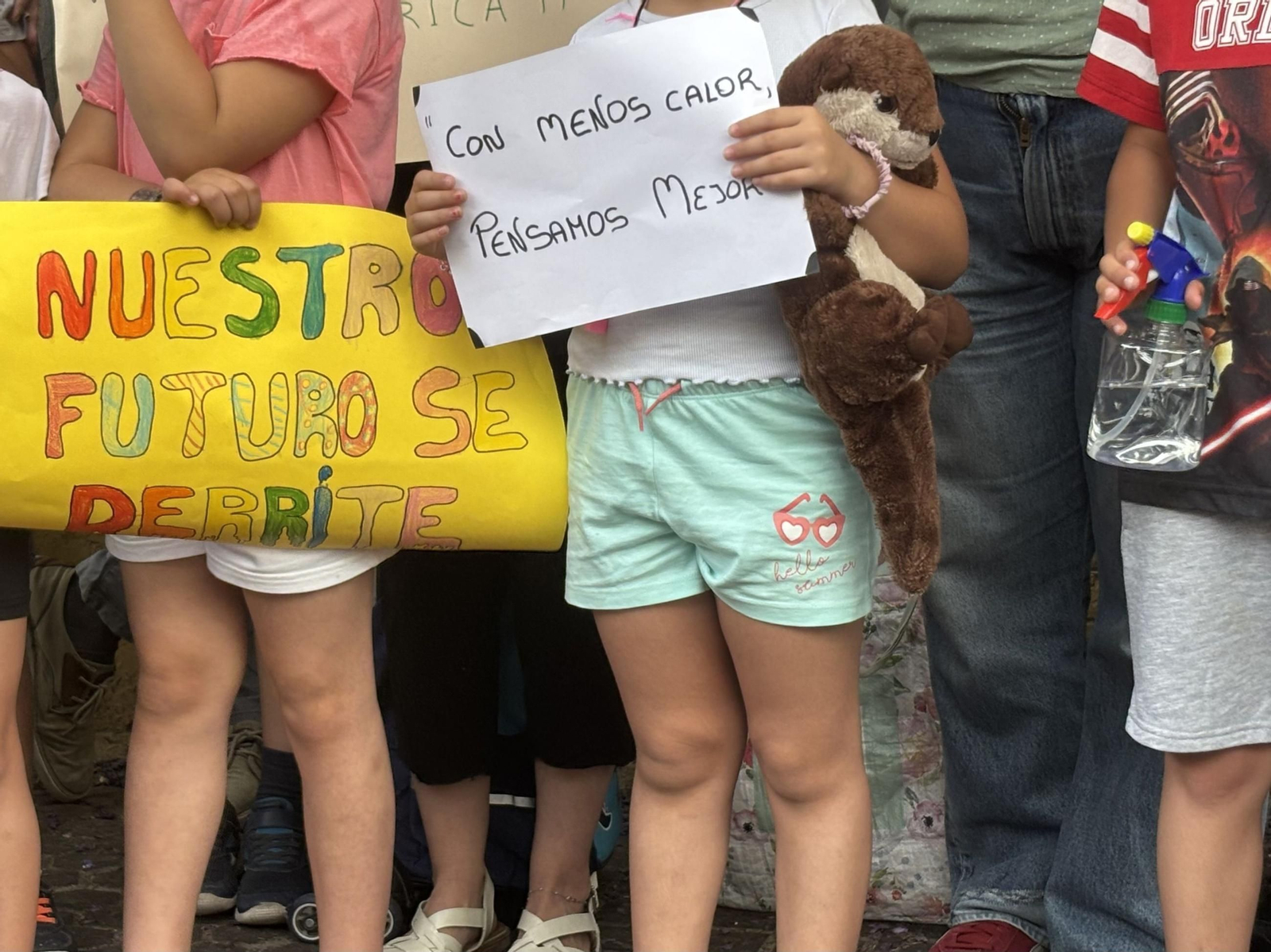 Padres y alumnos de un colegio de Sevilla en una protesta para pedir condiciones dignas frente al calor.
