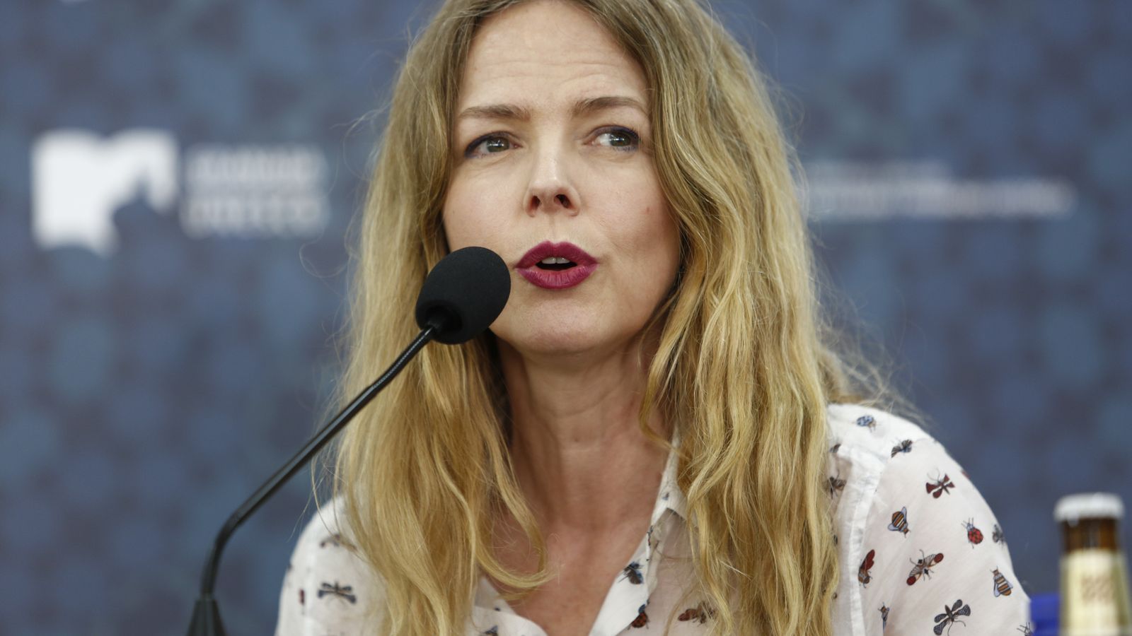 La cantante Christina Rosenvinge presentó su libro 'Debut. Cuadernos y canciones' en la Feria.