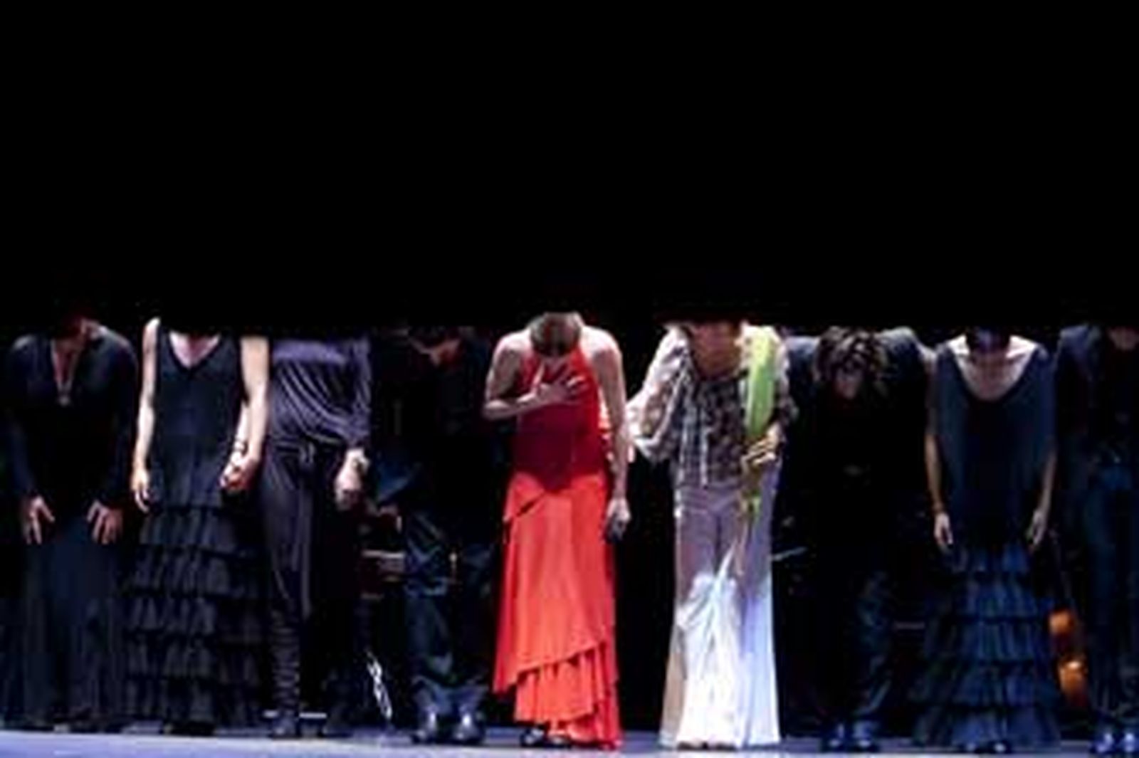 El telón caía en el Gran Teatro Falla tras la última representación de Sara Baras que antecede un descanso en su carrera como bailaora. /Lourdes de Vicente