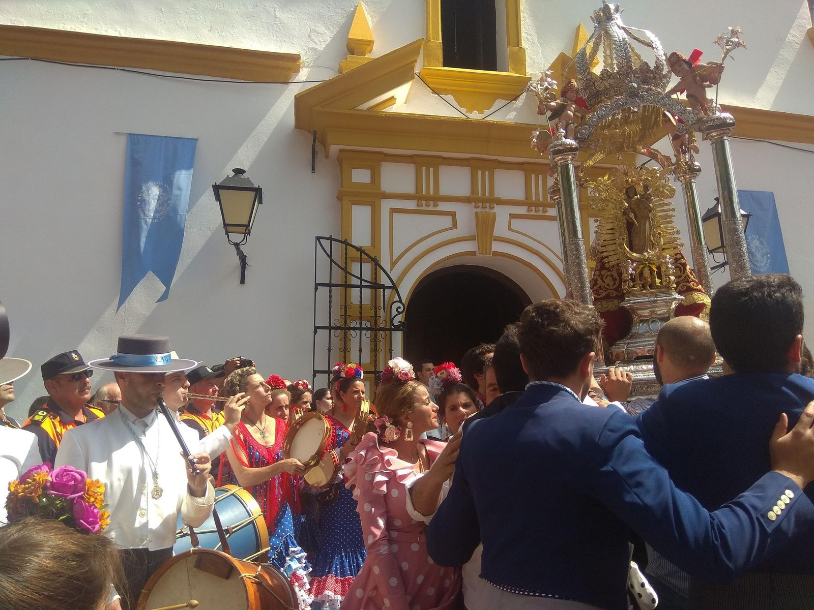 Al son del tamborilero salió la Reina de los Ángeles de su templo ayer, ante la atenta mirada de los romeros.