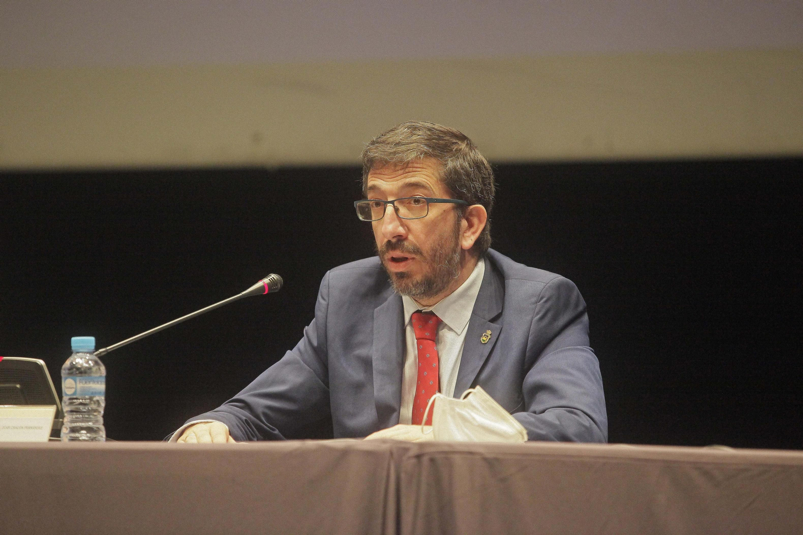 El portavoz socialista, Juan Chacón, durante el Pleno.