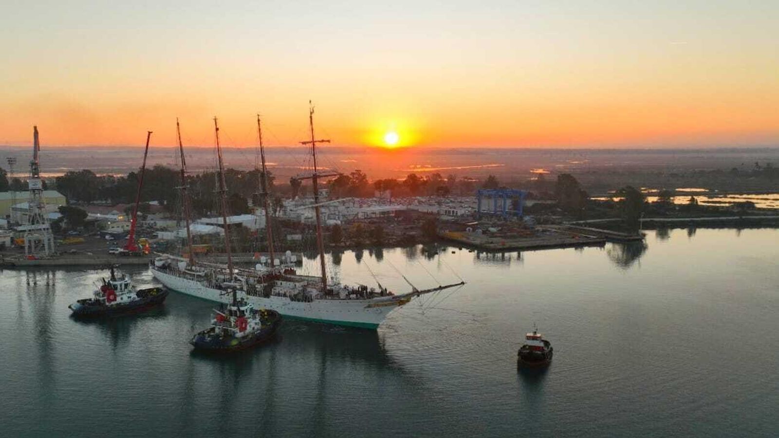 Otra imagen del Elcano entran en su base de la Carraca.