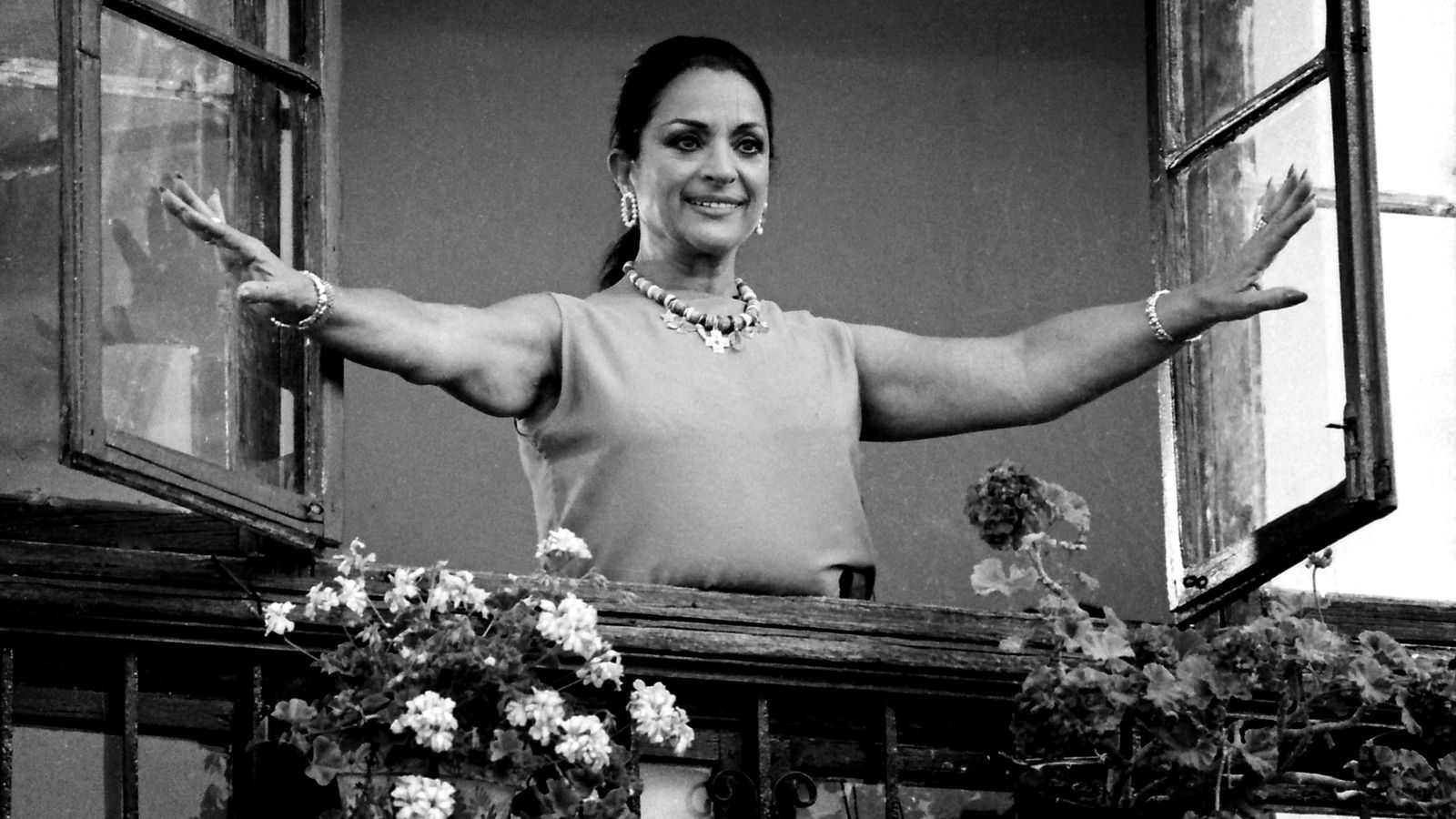 Una imagen de Lola Flores desde el balcón de su casa en la calle Sol