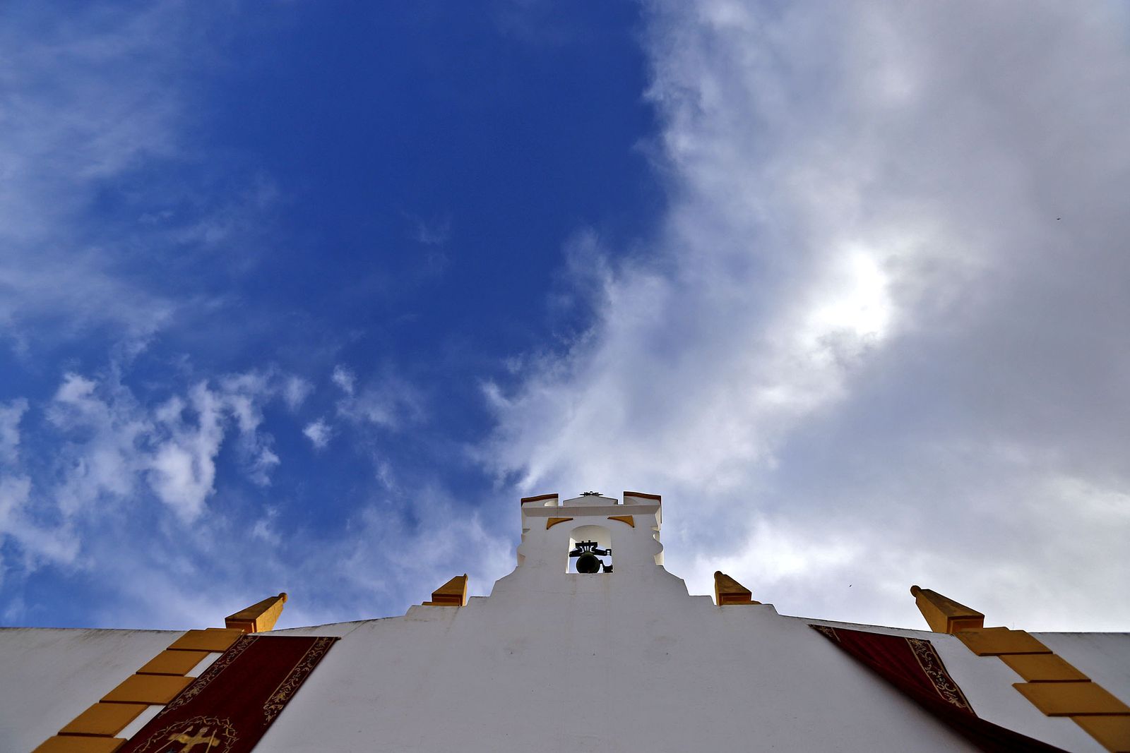 La Hermandad de la Sagrada Lanzada hace su estación de penitencia por las calles de Huelva