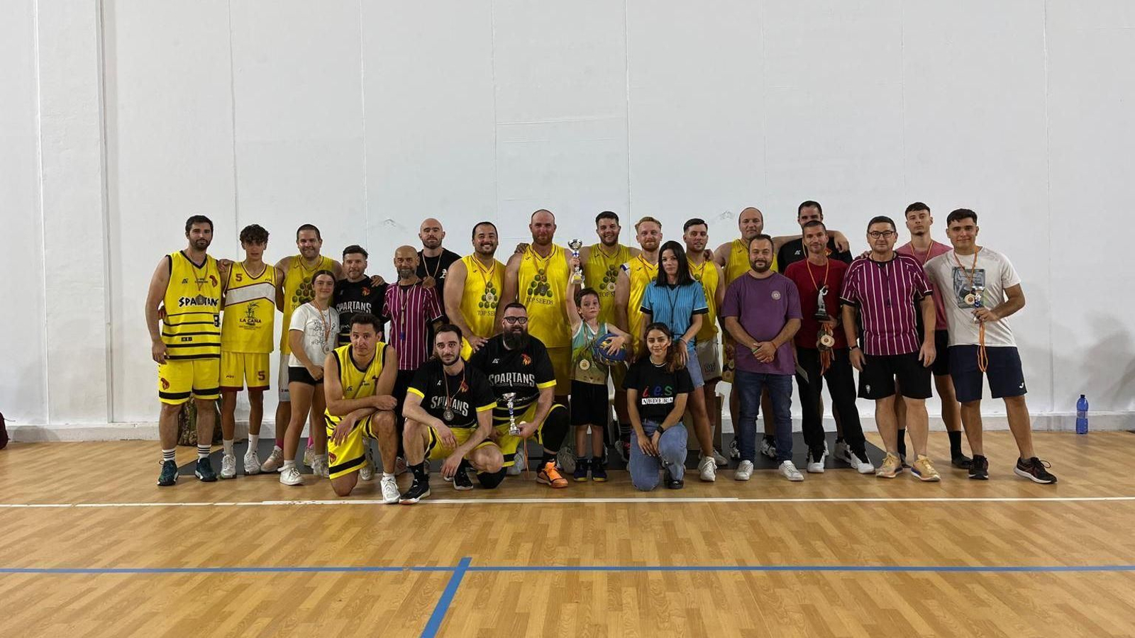 El conjunto ganador de la competición disputada en La Mojonera posa con las medallas y el trofeo de campeón.