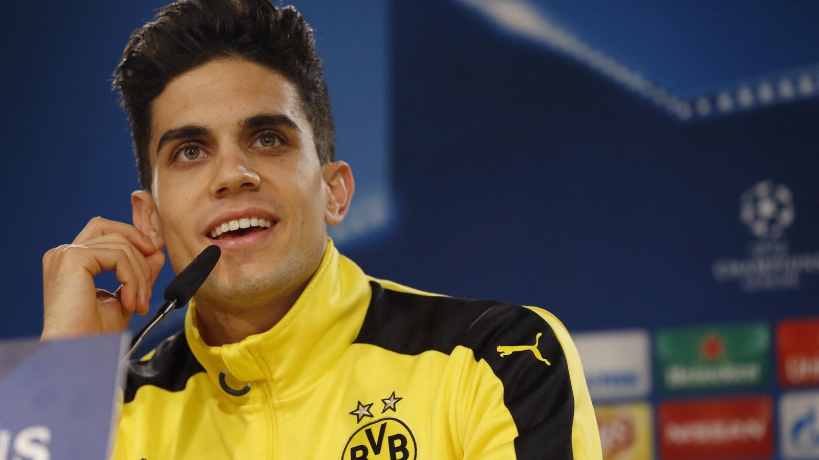 Bartra, en rueda de prensa con el Dortmund.