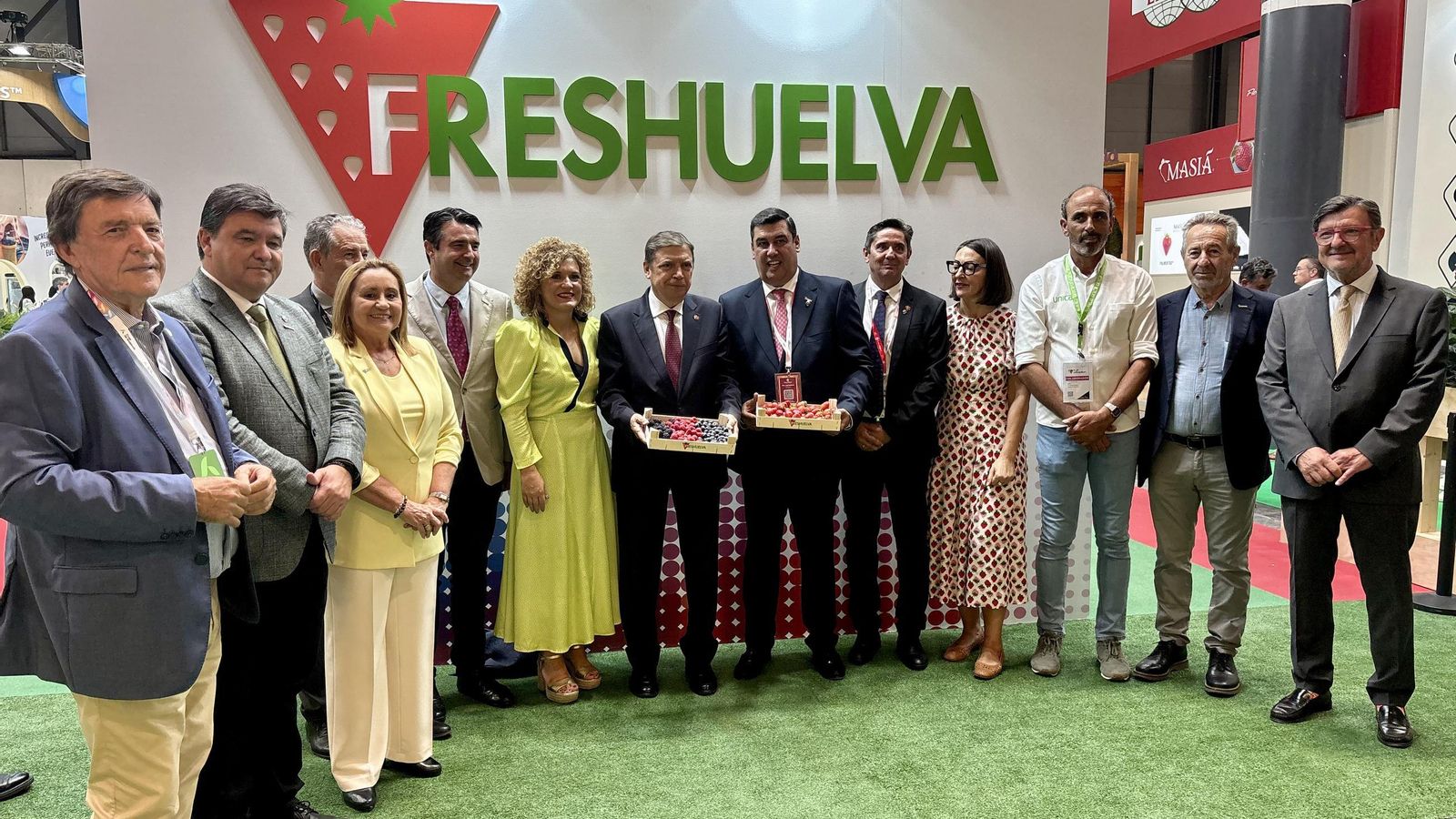 Luis Planas visita el stand de Freshuelva.