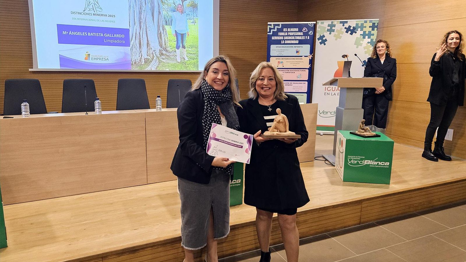 Mª Angeles Batista Gallardo recoge el galardón.