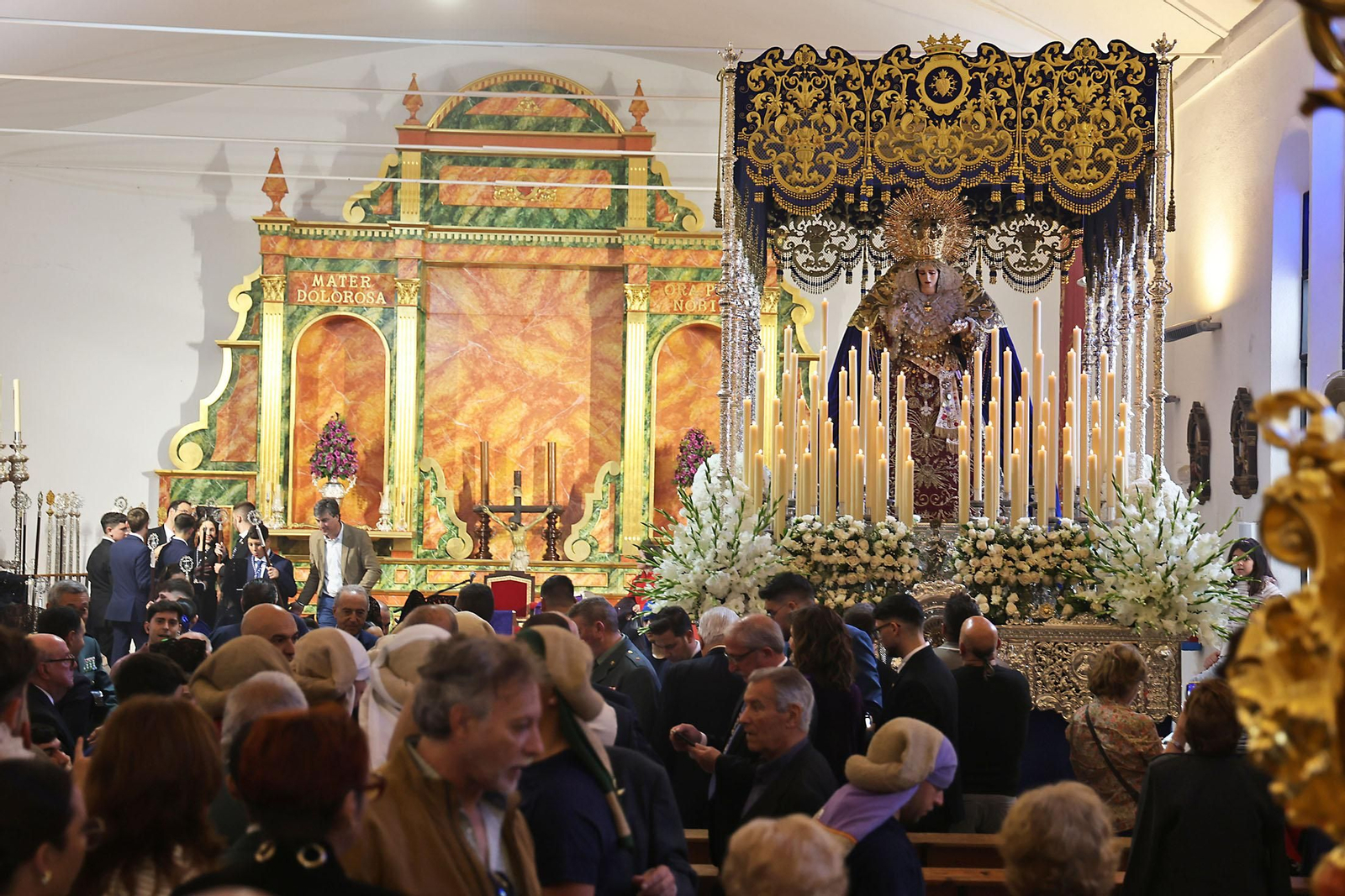 Imágenes de la VIrgen de Los Dolores por su barrio de las Colonias