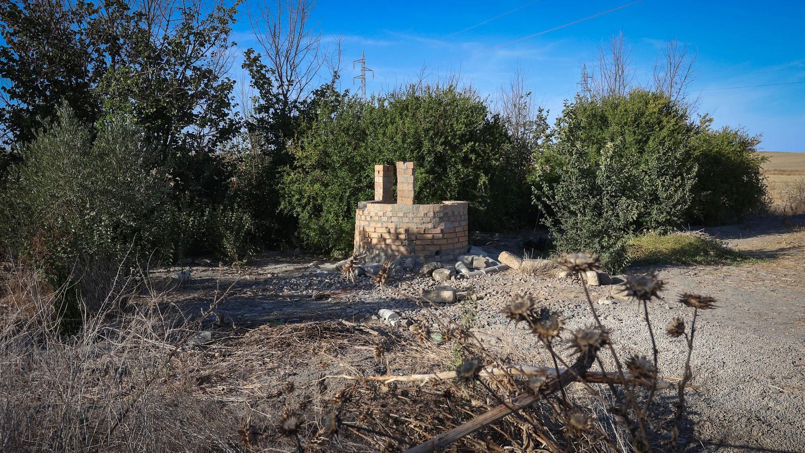El pozo donde fue hallado el cuerpo sin vida de la mujer.