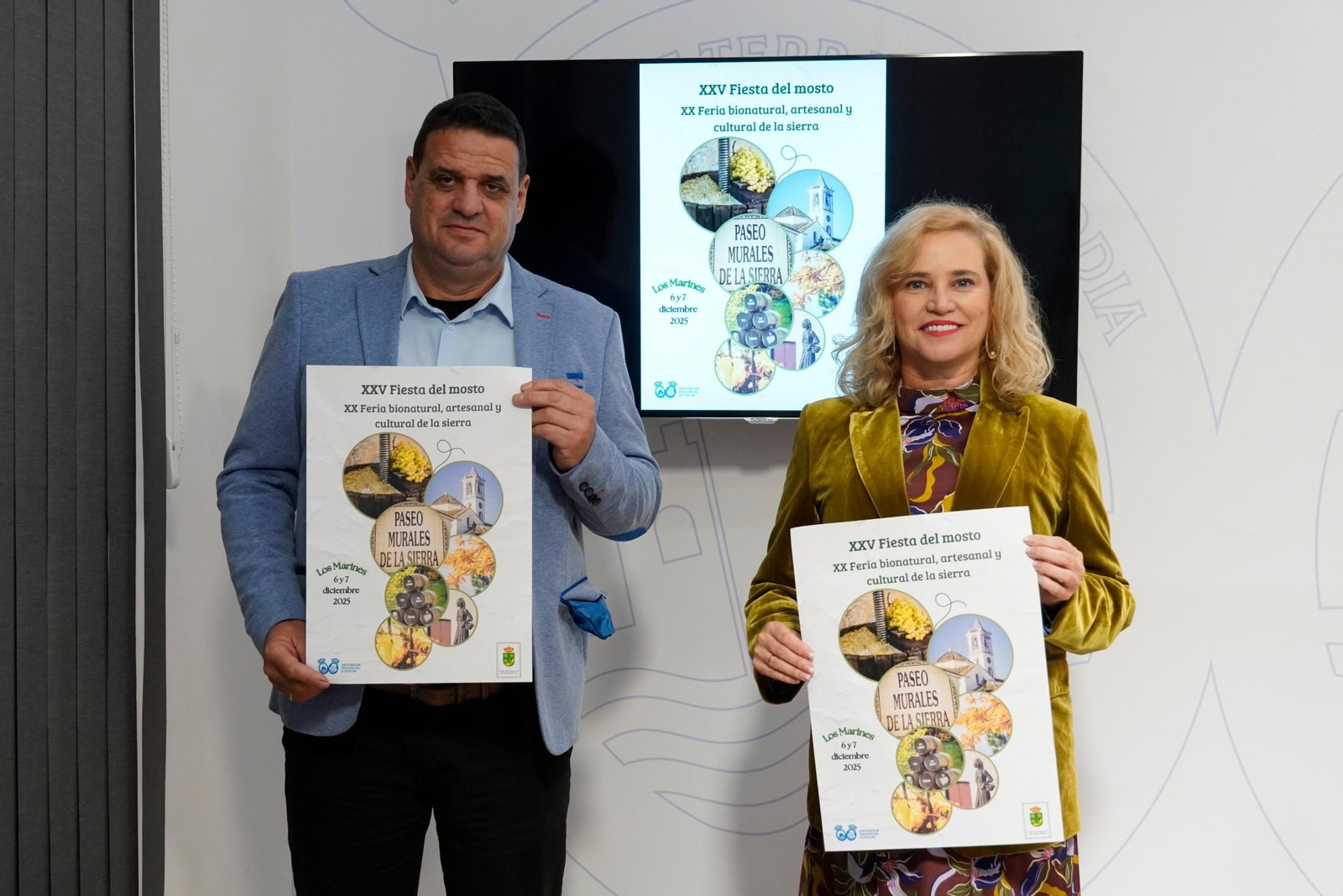 El alcalde de Los Marines, Israel Arias, y la diputada de Cultura de la Diputación, Gracia Baquero, en la presentación de la Fiesta del Mosto.