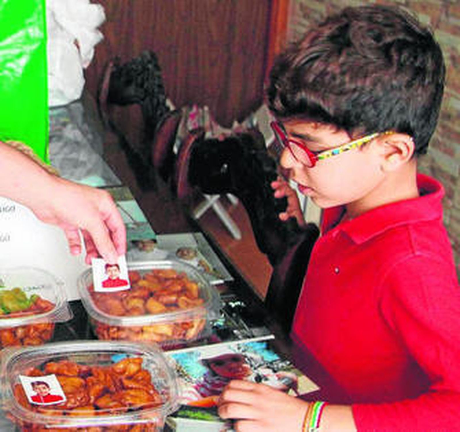 Hugo, junto a los pestiños que hace su madre para combatir su enfermedad.