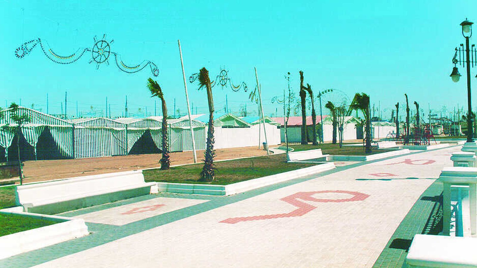 Casetas abiertas al paseo marítimo de La Magdalena en 1996.