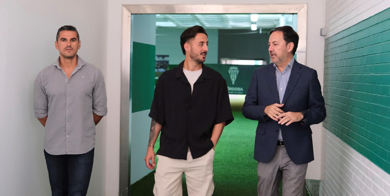 El director deportivo del Córdoba CF, Juanito, junto a Adri Castellano y el consejero delegado, Antonio Fernández Monterrubio.