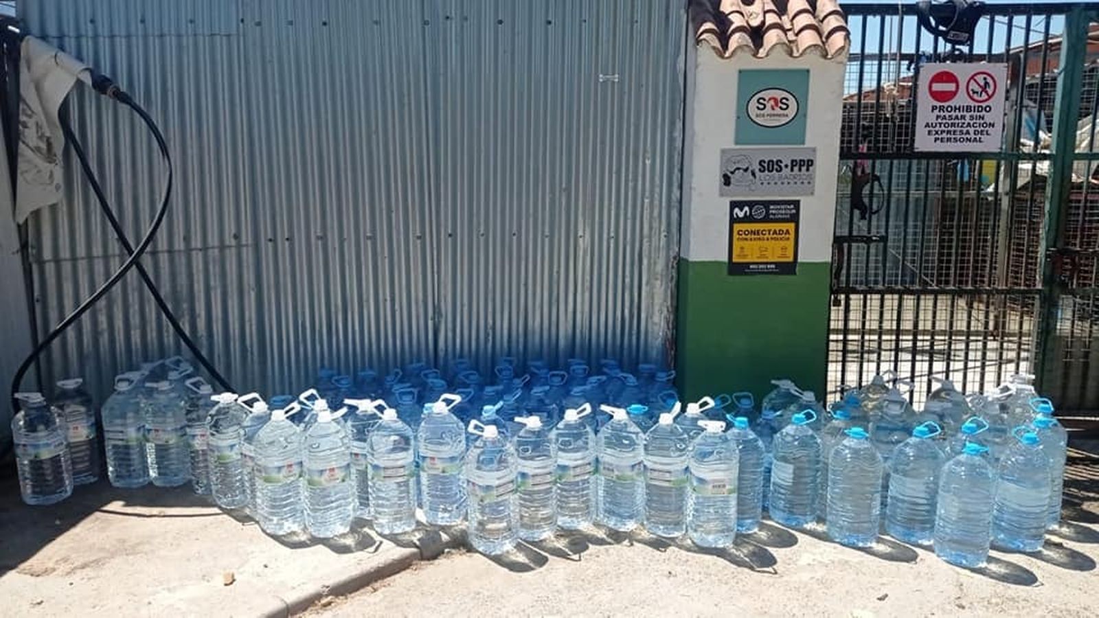 Garrafas de agua donadas a la protectora de Los Barrios.