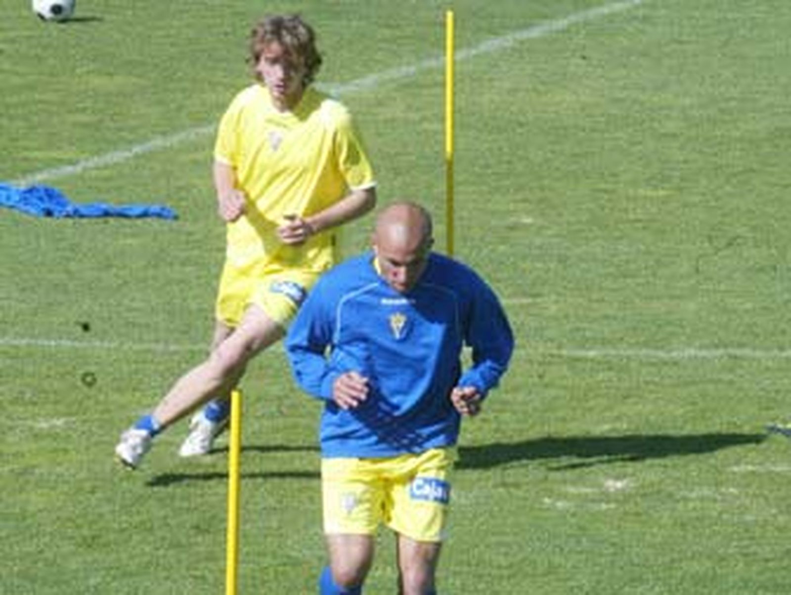 Raúl López, en primer plano, y Manu Barreiro, ejercitándose en El Rosal. /Borja Benjumeda
