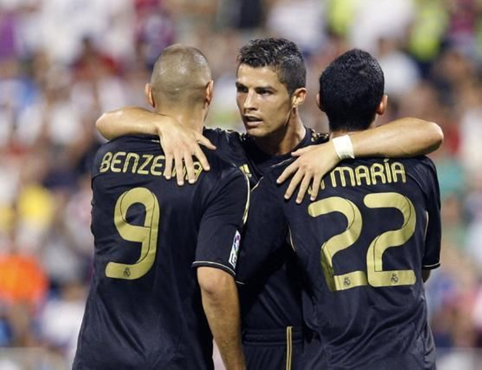 Cristiano Ronaldo celebra con Benzema y Di Maria uno de sus goles.

Foto: EFE