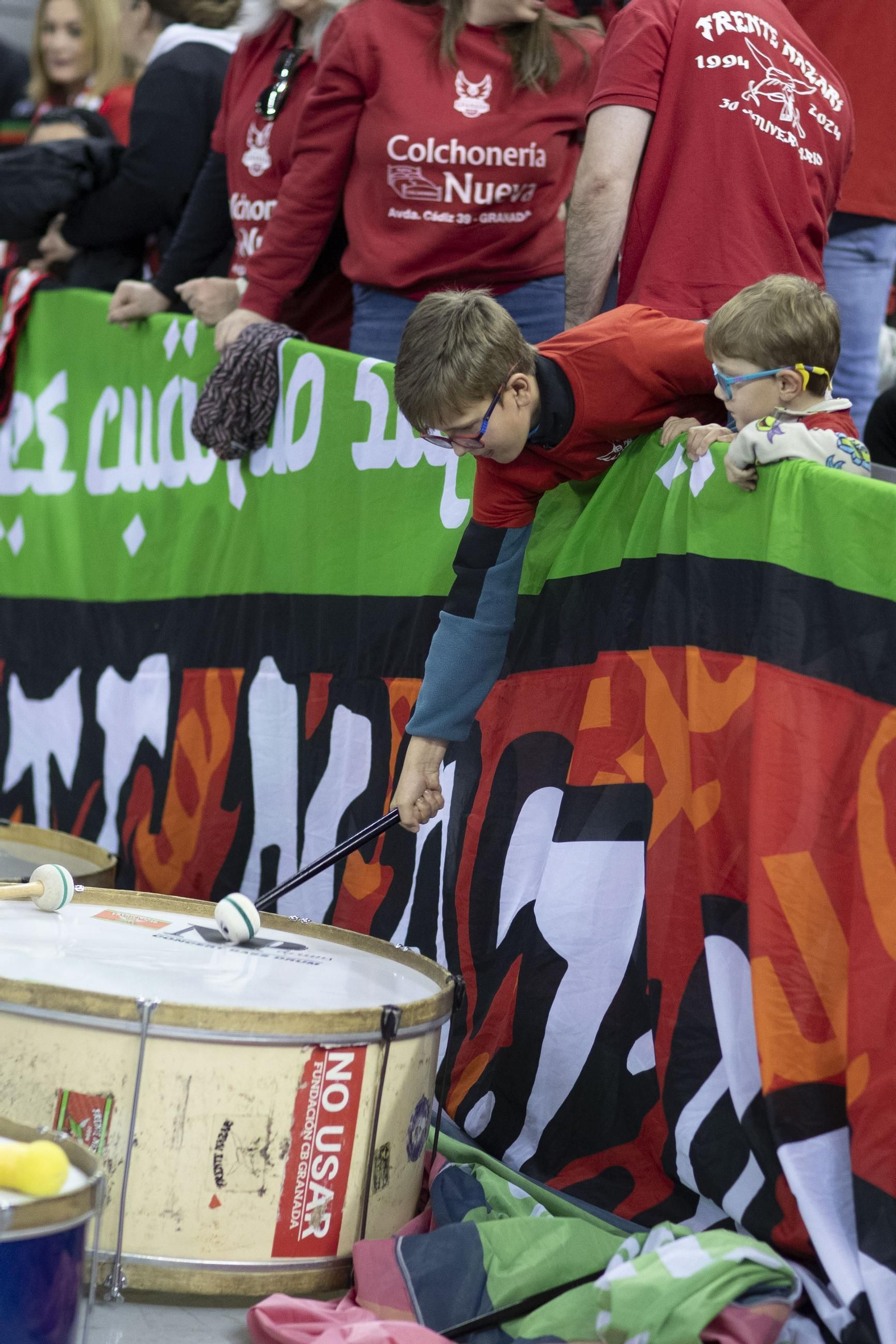 Encuéntrate en la grada del Palacio de Deportes en el partido del Covirán Granada